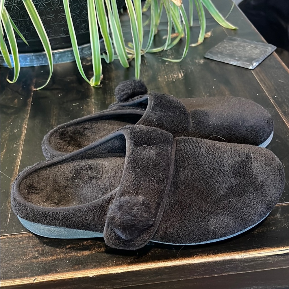 Vionic Black cozy slip on mule slippers sz 10